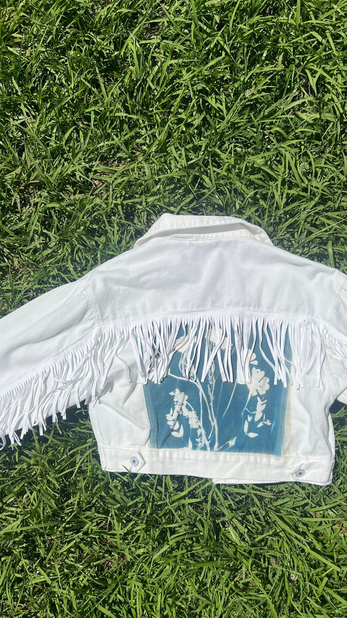 White fringe denim jacket • small