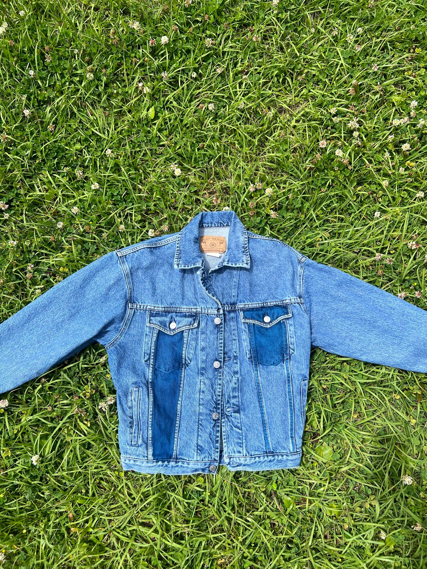 Gap jean jacket • Small