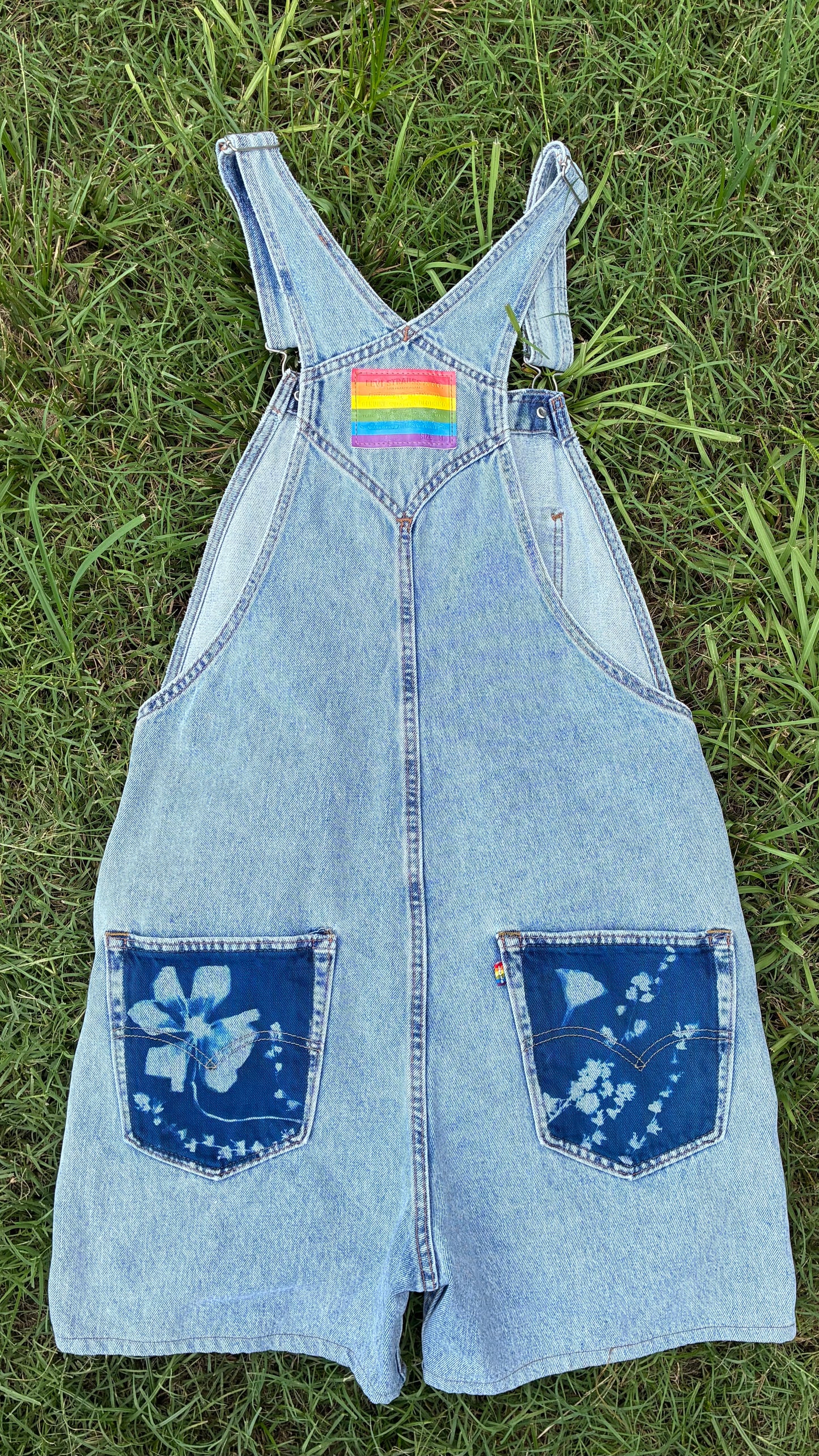 Levi Jean Short Overalls • Size Medium