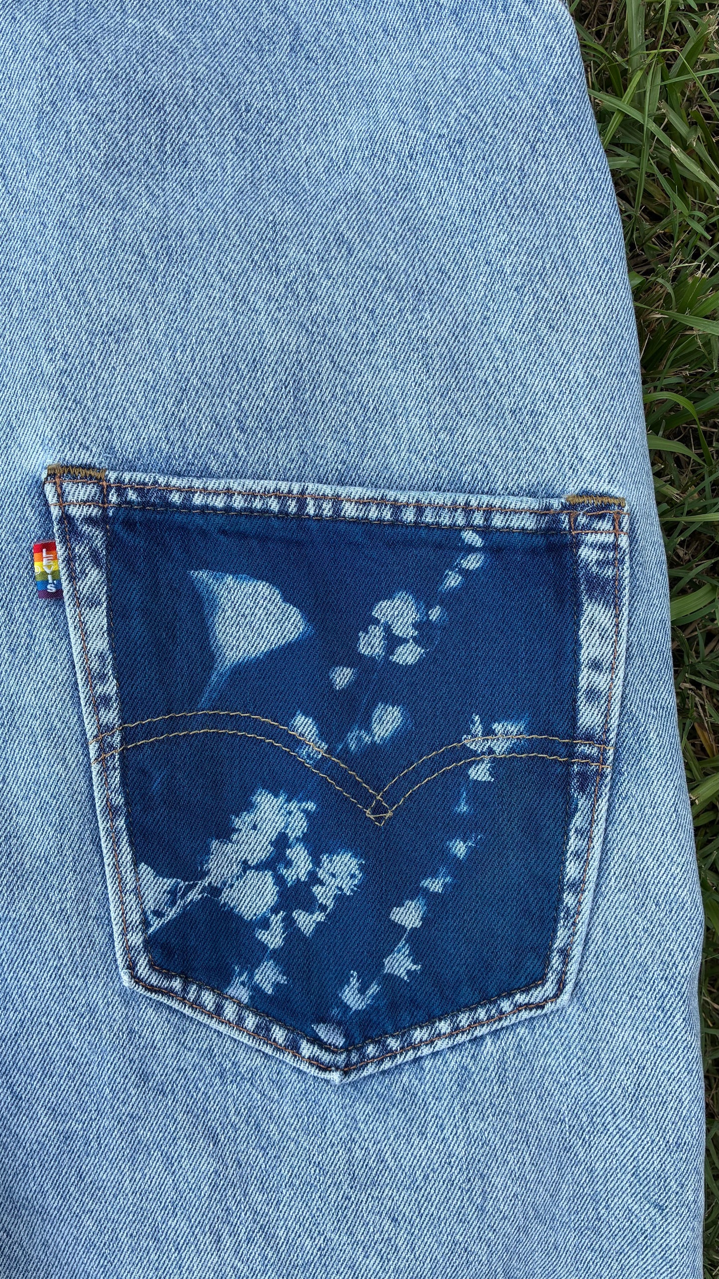 Levi Jean Short Overalls • Size Medium