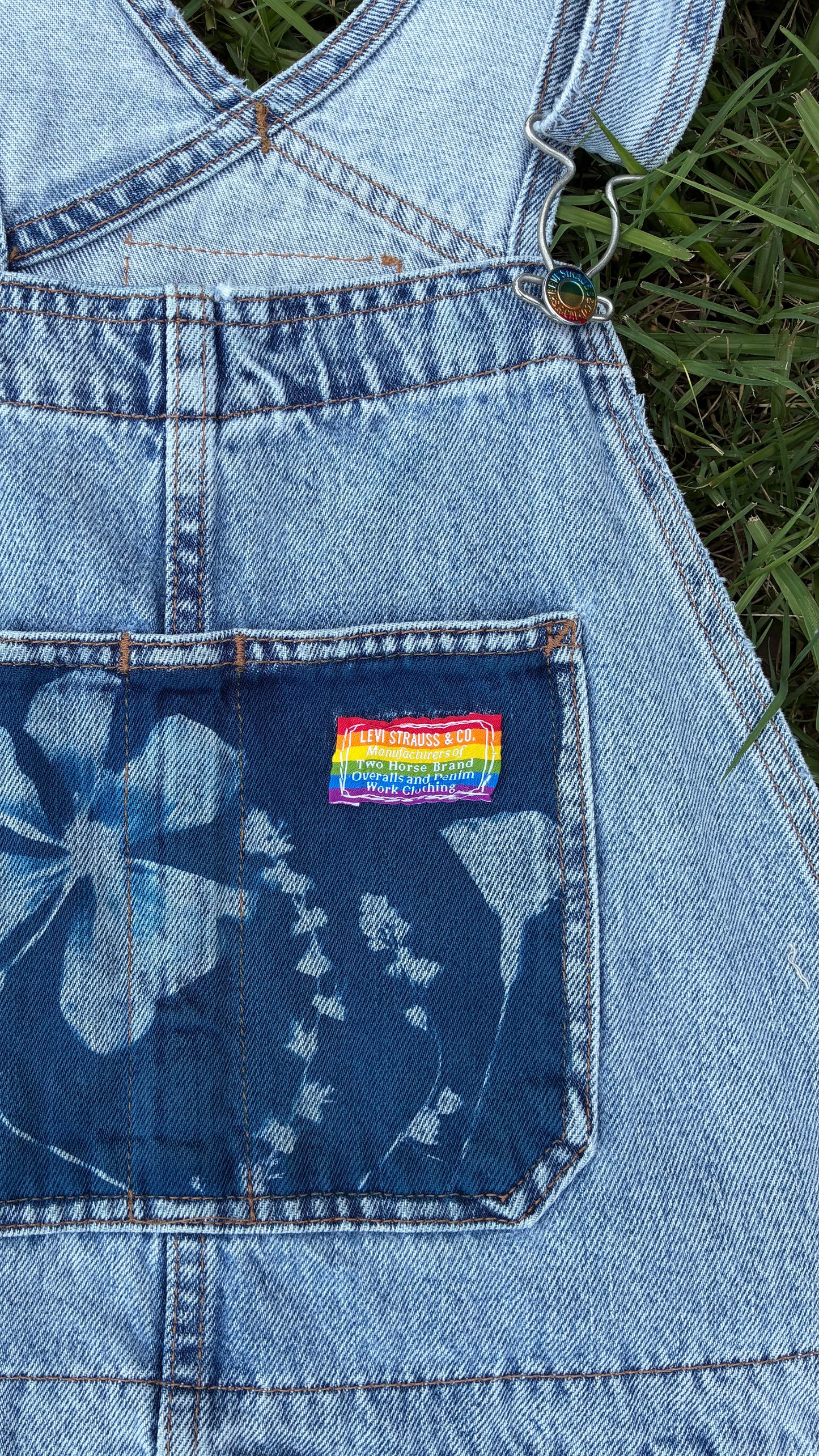 Levi Jean Short Overalls • Size Medium